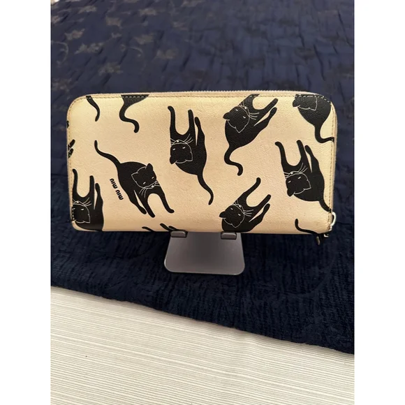 Miu Miu Rare Beige Leather Zip Wallet with Black Cat Design - Picture 2 of 13
